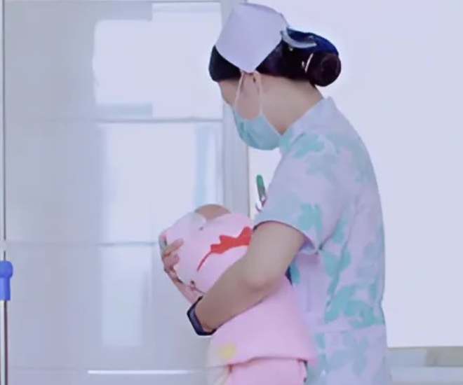 Hai đứa trẻ bị trao nhầm tại bệnh viện.