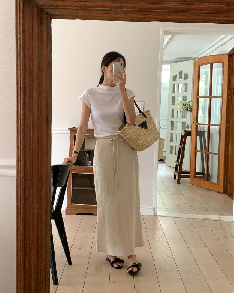 Chân váy màu be, kem hoặc nude sẽ thích hợp hơn vào mùa hè mang đến cảm giác tươi sáng.