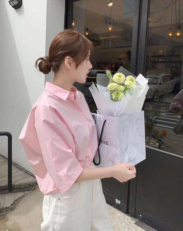 Màu hồng đào dịu mát khiến chiếc áo sơ mi cũng trở nên nữ tính và nhẹ nhàng hơn.