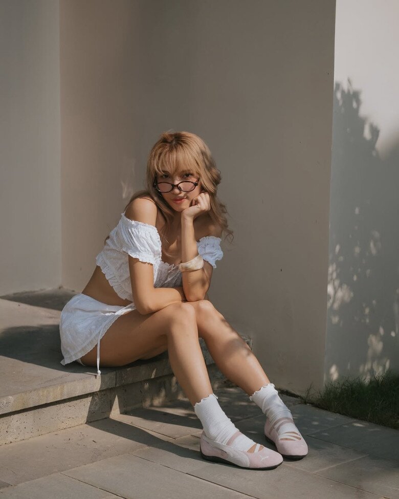 Mẫu giày ballet sneakers hồng Emily mang giúp cô nàng vừa năng động nhưng không kém phần nữ tính