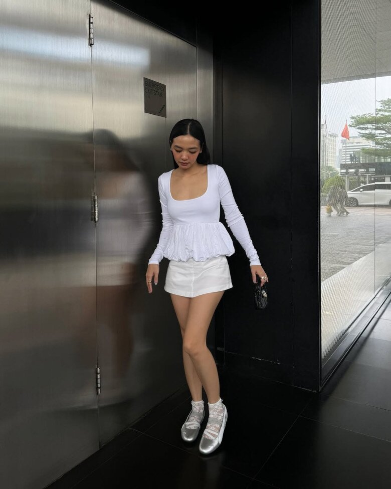 Một outfit với váy mini trắng kết hợp áo babydoll sẽ là một outfit tuyệt vời cho mùa hè của các nàng