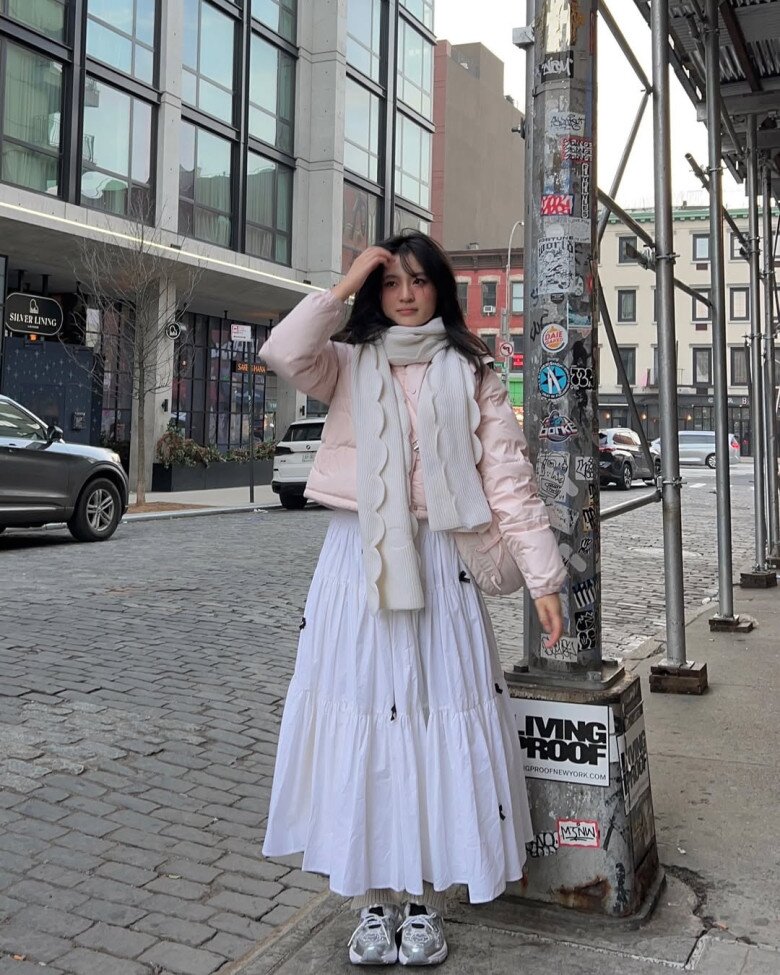 Một outfit siêu nữ tính với váy maxi, áo khoác, giày ballet sneakers không hề hầm hố mà còn tạo nên một điểm nhấn nữ tính cho tổng thể