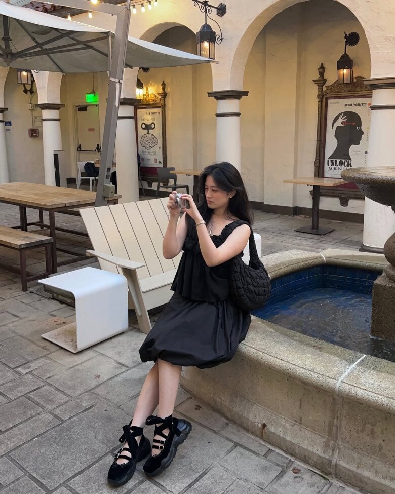 Một sự kết hợp với sắc đen bí ẩn và outfit điệu đà, rất thích hợp cho những dịp đi dạo phố hoặc hẹn hò 