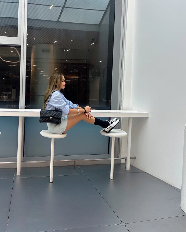 Một outfit cá tính không kém cho các nàng với sự kết hợp của áo sơ mi, quần short và giày ballet sneakers bạc