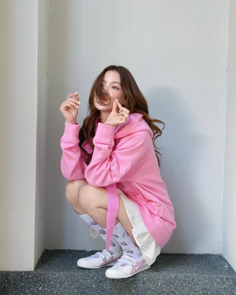 Nữ diễn viên Baifern Pimchanok diện giày hồng vô cùng nữ tính nhưng vẫn giữ được nét tinh nghịch