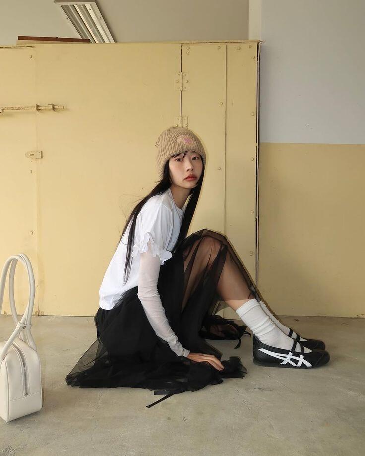 Một trong những kiểu phối cơ bản nhất của giày ballet sneaker chính là với trắng cao cổ kết hợp váy dài và áo thun basic. Bởi vì bản chất giày ballet sneaker pha trộn giữa nét nữ tính điệu đà nhưng cũng không kém phần mạnh mẽ, một outfit cơ bản sẽ giúp trung hòa hai yếu tố trên