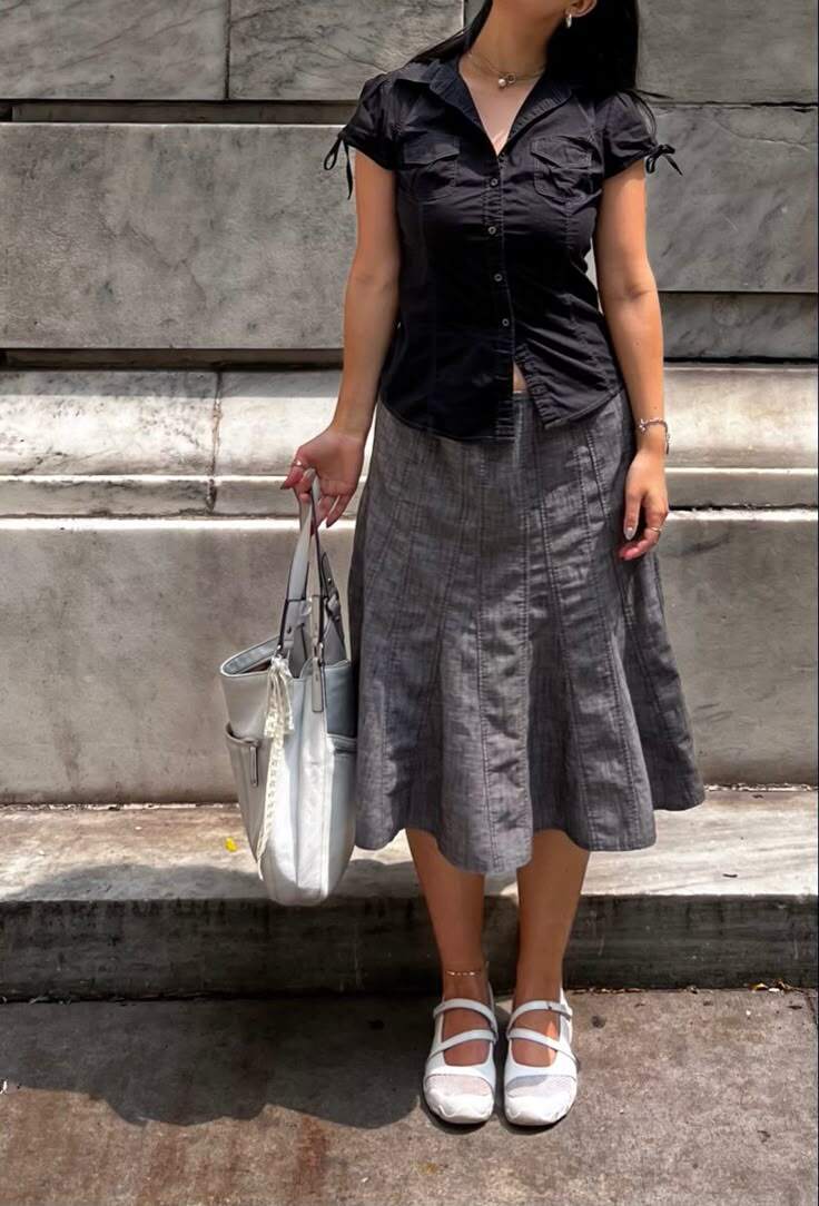 Một outfit khác có phần nổi loạn hơn với phần váy denim xòe cùng kiểu áo sơ mi ôm trên, tuy vẫn kết hợp giữa váy và giày ballet sneakers nhưng lại có phần phóng khoáng và cá tính hơn