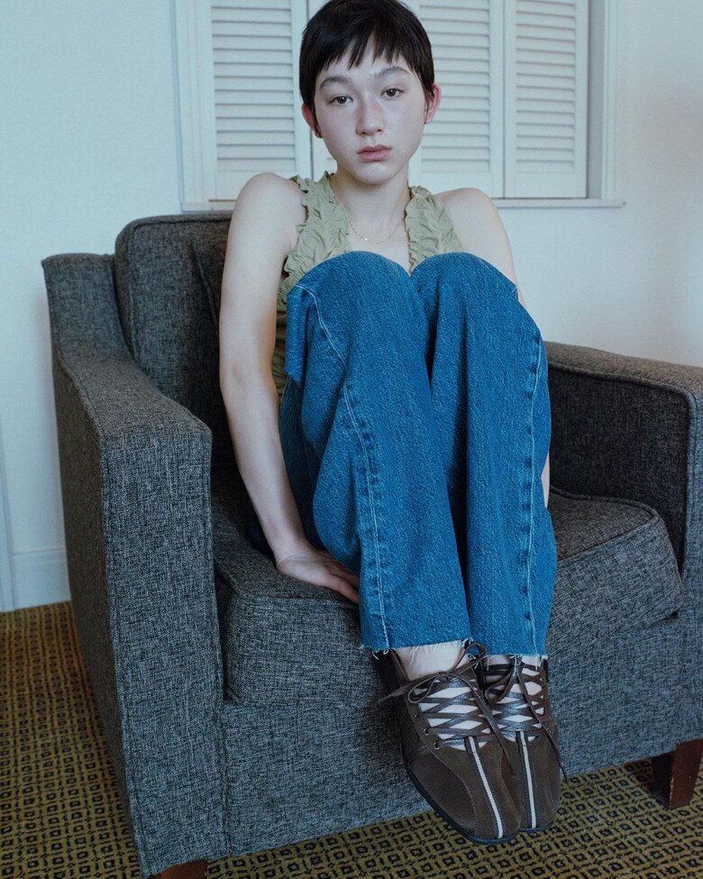 Sự kết hợp giữa quần jean và giày ballet sneakers cũng là một sự lựa chọn cho những cô nàng yêu thích sự năng động nhưng vẫn có một điểm nhấn vintage trong outfit. Phối giữa yếu tố denim và ballet giúp cho tổng thể sống động hơn