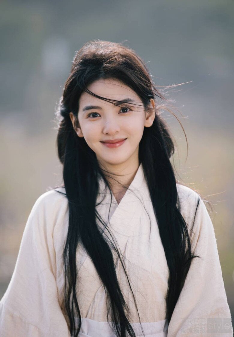 Gương mặt thanh tú, nhỏ nhắn cùng nụ cười ngọt lịm khiến bất cứ ai cũng phải điêu đứng.