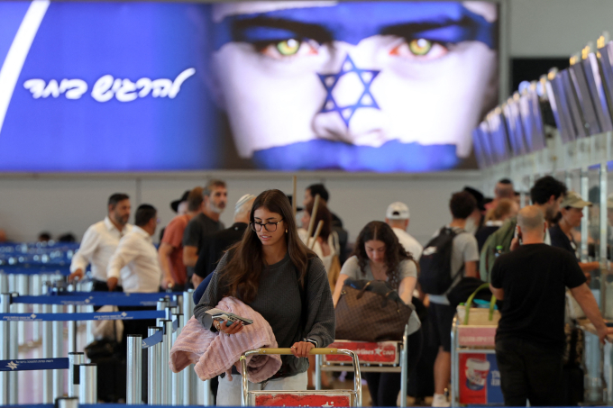 Hành khách tại sân bay quốc tế Ben Gurion ở Tel Aviv, Israel tháng 6/2025. Ảnh: AFP