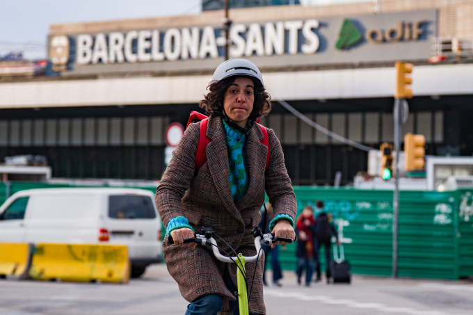 Một người đạp xe qua nhà ga ở thành phố Barcelona, Tây Ban Nha hồi tháng 1. Ảnh: AFP