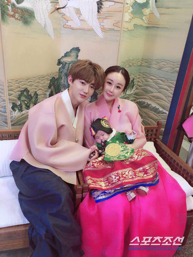 Hoa hậu Ham So-won thành con chào đón con trai đầu lòng.