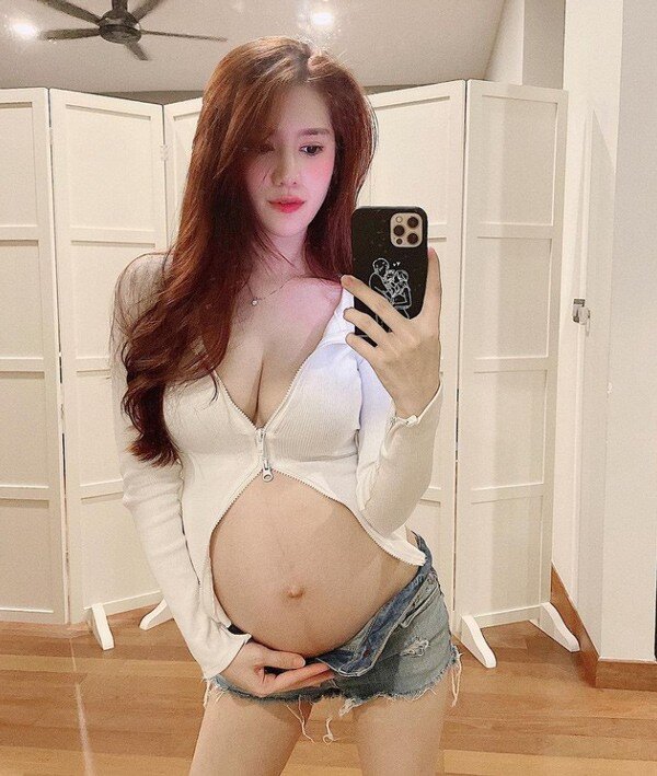 Hot girl tiếp viên hàng không nghiện đẻ, vừa sinh 3 lần liên tiếp đã mang bầu con thứ 4, đẹp nõn nà không chỗ chê - 2