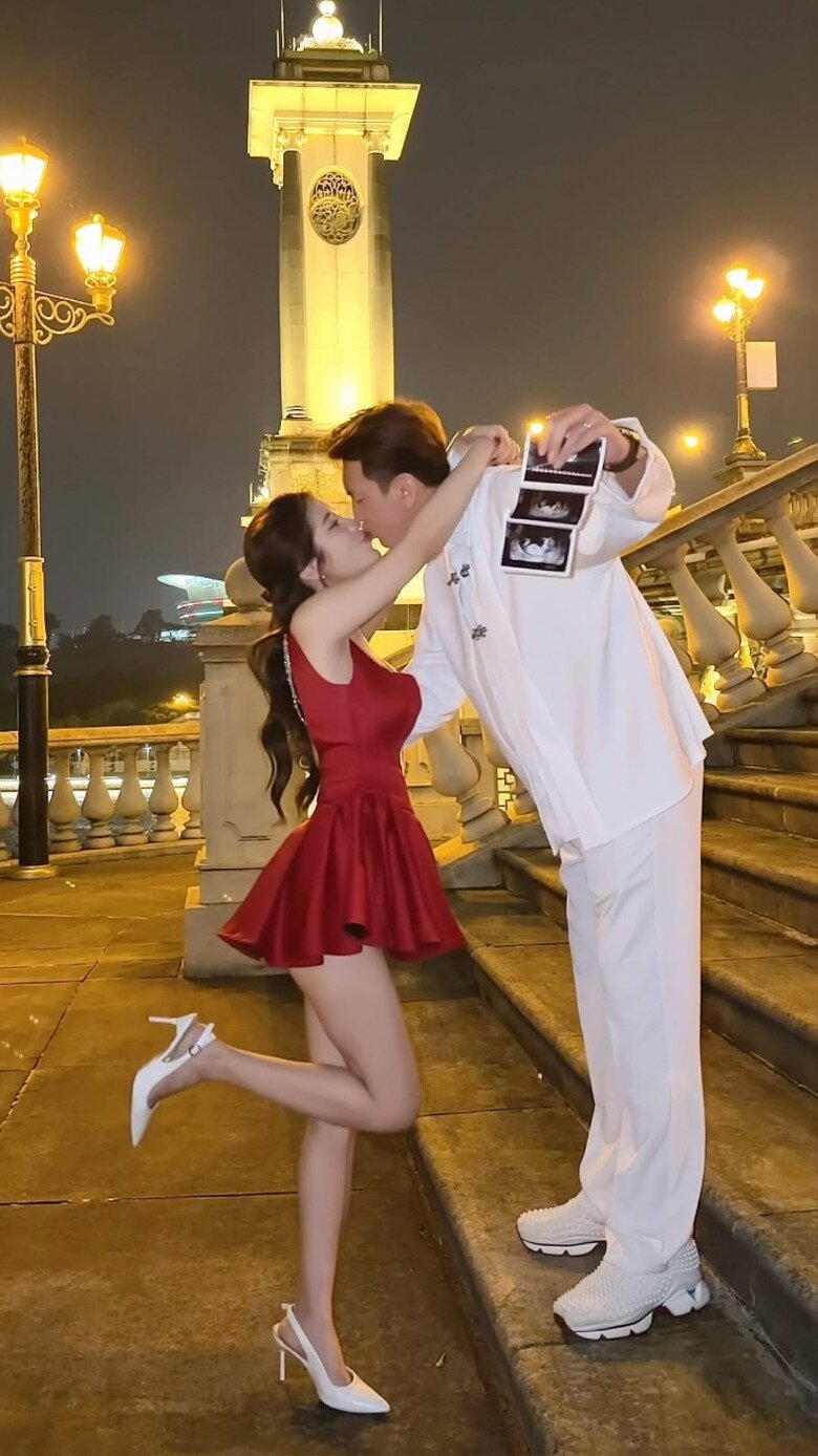 Hot girl tiếp viên hàng không nghiện đẻ, vừa sinh 3 lần liên tiếp đã mang bầu con thứ 4, đẹp nõn nà không chỗ chê - 4