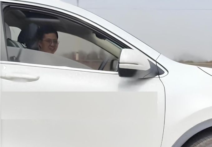 Người đàn ông mở cửa kính vẫy chào khi gặp lại tình đầu. Ảnh cắt từ video