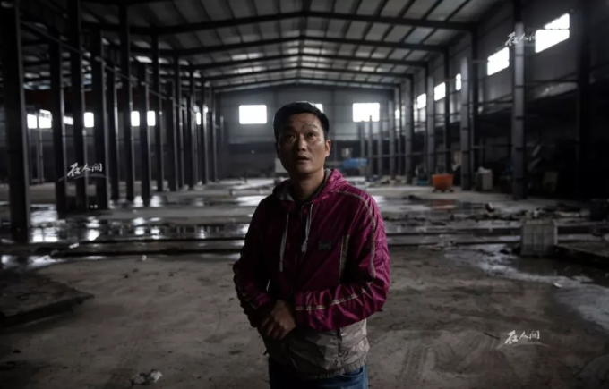 Wang Yinda đứng trong nhà máy bỏ hoang của mình tỉnh Chiết Giang, Trung Quốc năm 2019. Ảnh: iFeng