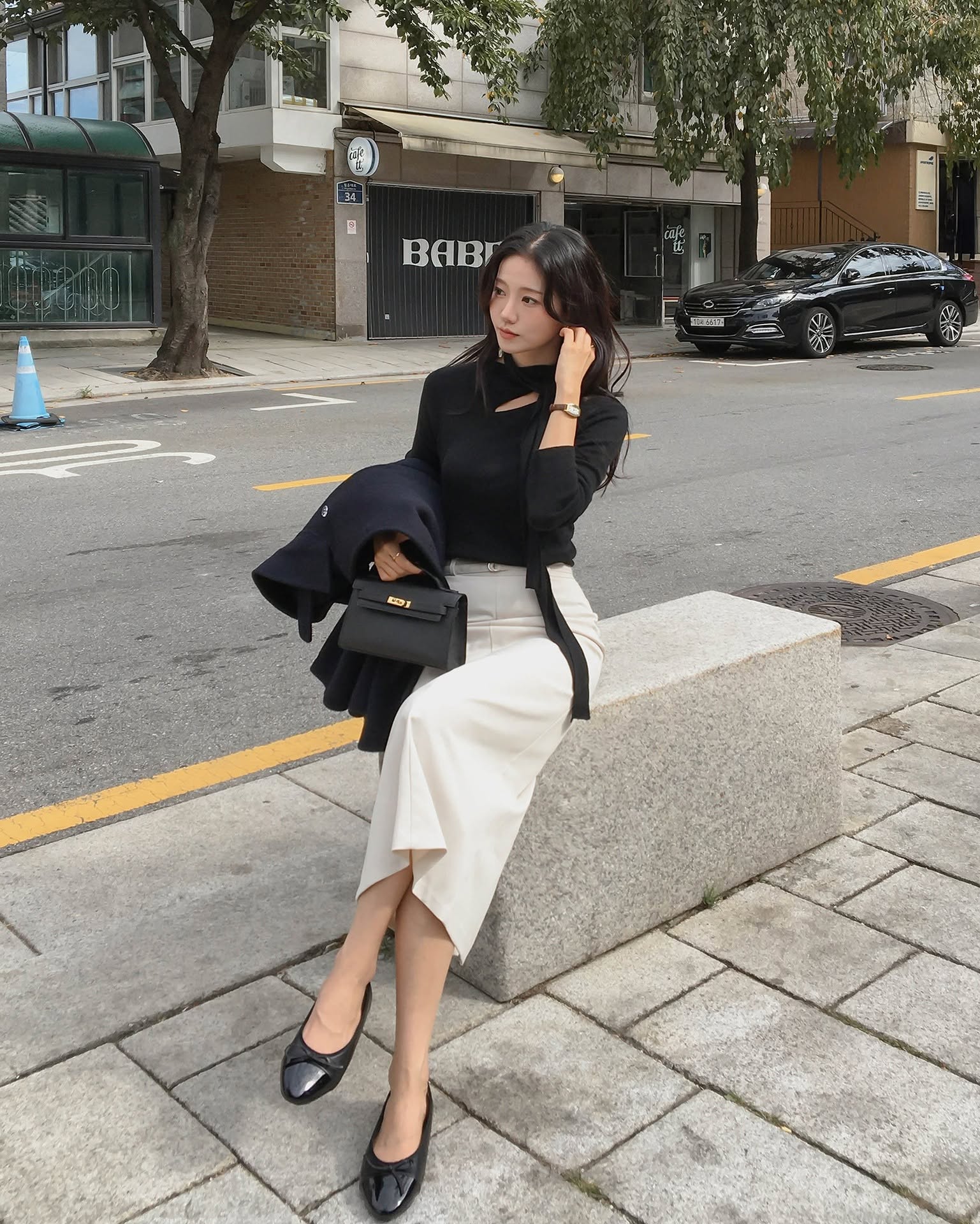 Giày búp bê mũi nhọn hoặc vuông nhẹ giúp kéo dài bàn chân, tạo cảm giác thanh thoát. Thiết kế tối giản, màu trung tính giúp dễ phối và giữ nét nữ tính nơi công sở.