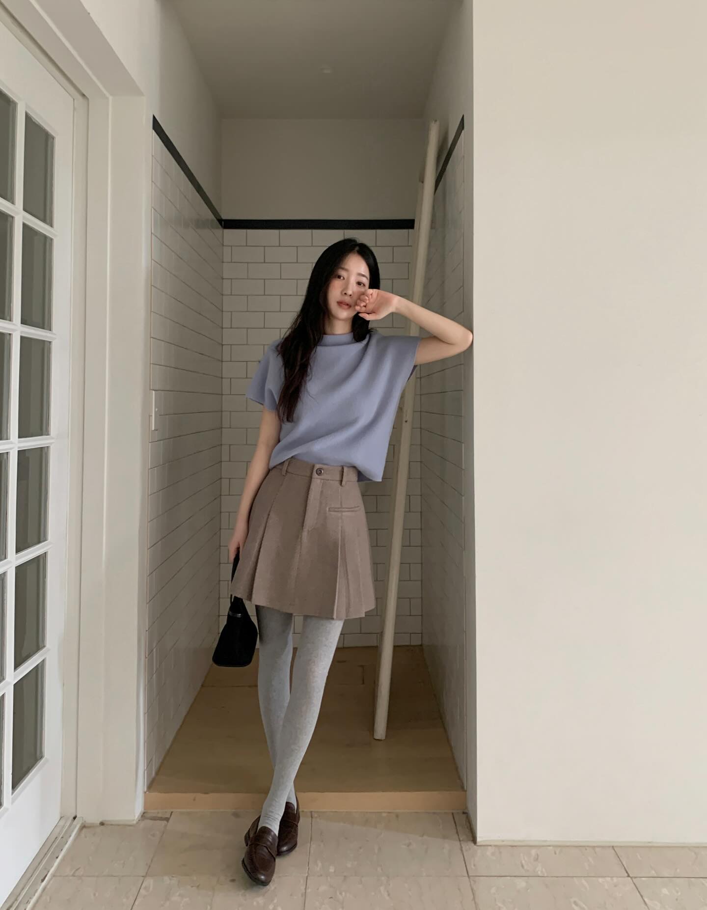 Loafer mang vẻ chỉn chu, hiện đại. Đế vừa phải giúp ăn gian chiều cao tinh tế. Phối cùng quần âu cạp cao tạo tỷ lệ cân đối, phù hợp môi trường chuyên nghiệp.