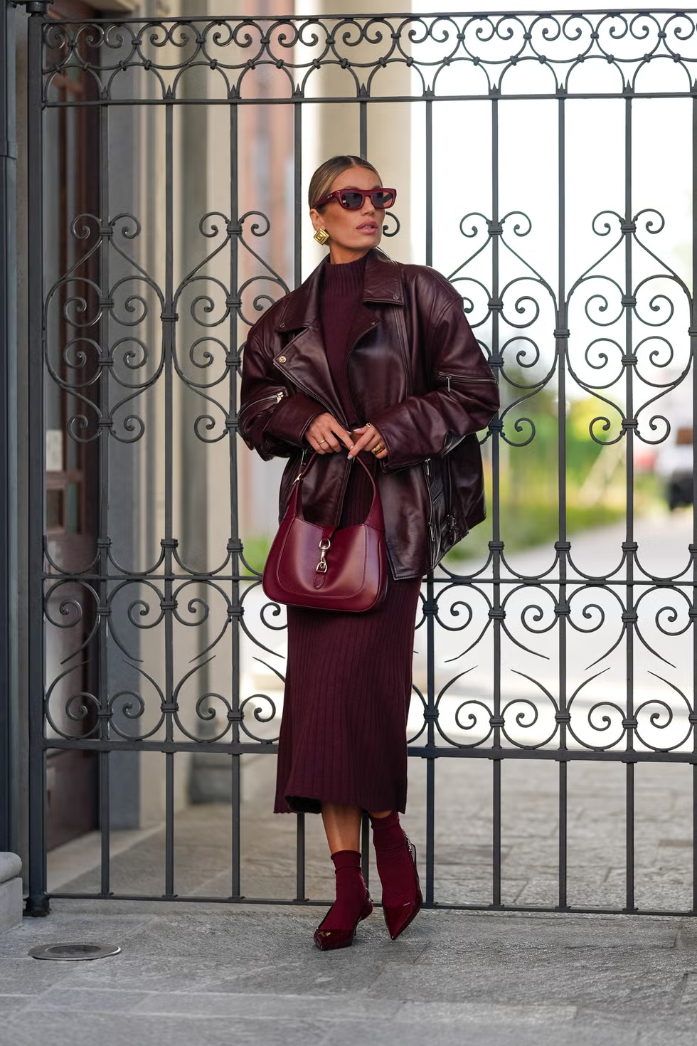 Màu đỏ tía tông đậm luôn được yêu thích, vì vậy phối với item nào cũng khiến cho diện mạo của bạn trendy hơn. Để tăng thêm sự ấn tượng, hãy bổ sung áo khoác da tông đỏ, cùng với một đôi giày cao gót mũi nhọn. Chắc chắn không thể thiếu trang sức chunky để diện mạo của bạn thêm thu hút!