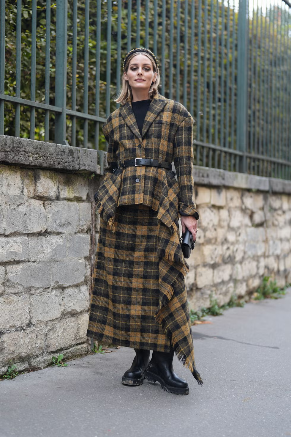 Nếu như trench coat phối cùng quần tây hay quần jeans dài đã quá quen thuộc, hãy thay đổi bằng chân váy dài hoặc ngắn tùy vào cảm hứng của bạn. Hãy chọn váy dài có họa tiết, còn váy ngắn thì cần mặc thêm quần tất hoặc phối với bốt cổ cao để phá đi sự đơn điệu.