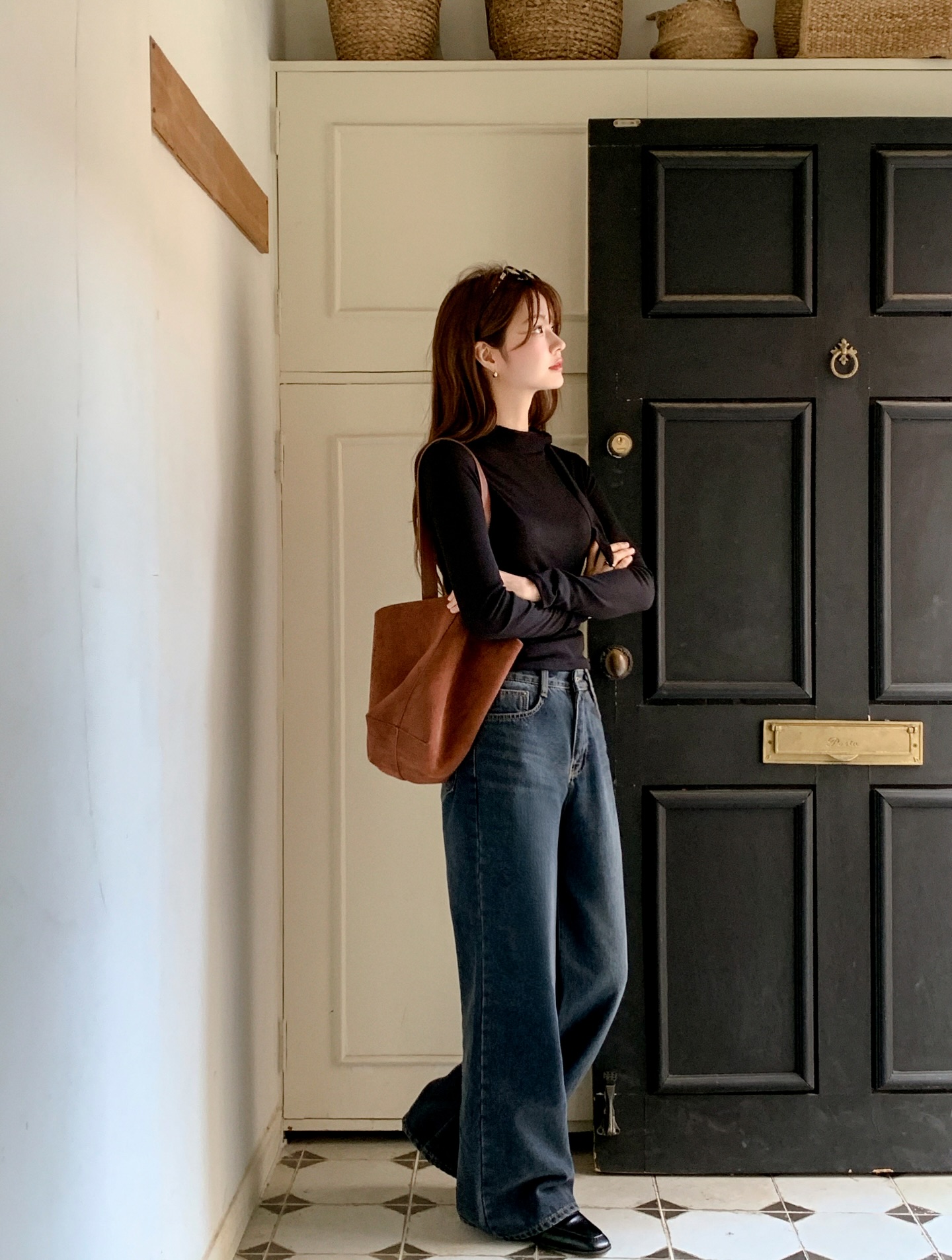 Áo dài tay mỏng là item an toàn cho môi trường công sở chuyên nghiệp. Chất liệu cotton hoặc thun co giãn tạo sự thoải mái, phù hợp cả phòng máy lạnh lẫn thời tiết giao mùa. Thiết kế tối giản giúp dễ phối, giữ hình ảnh thanh lịch suốt ngày dài.