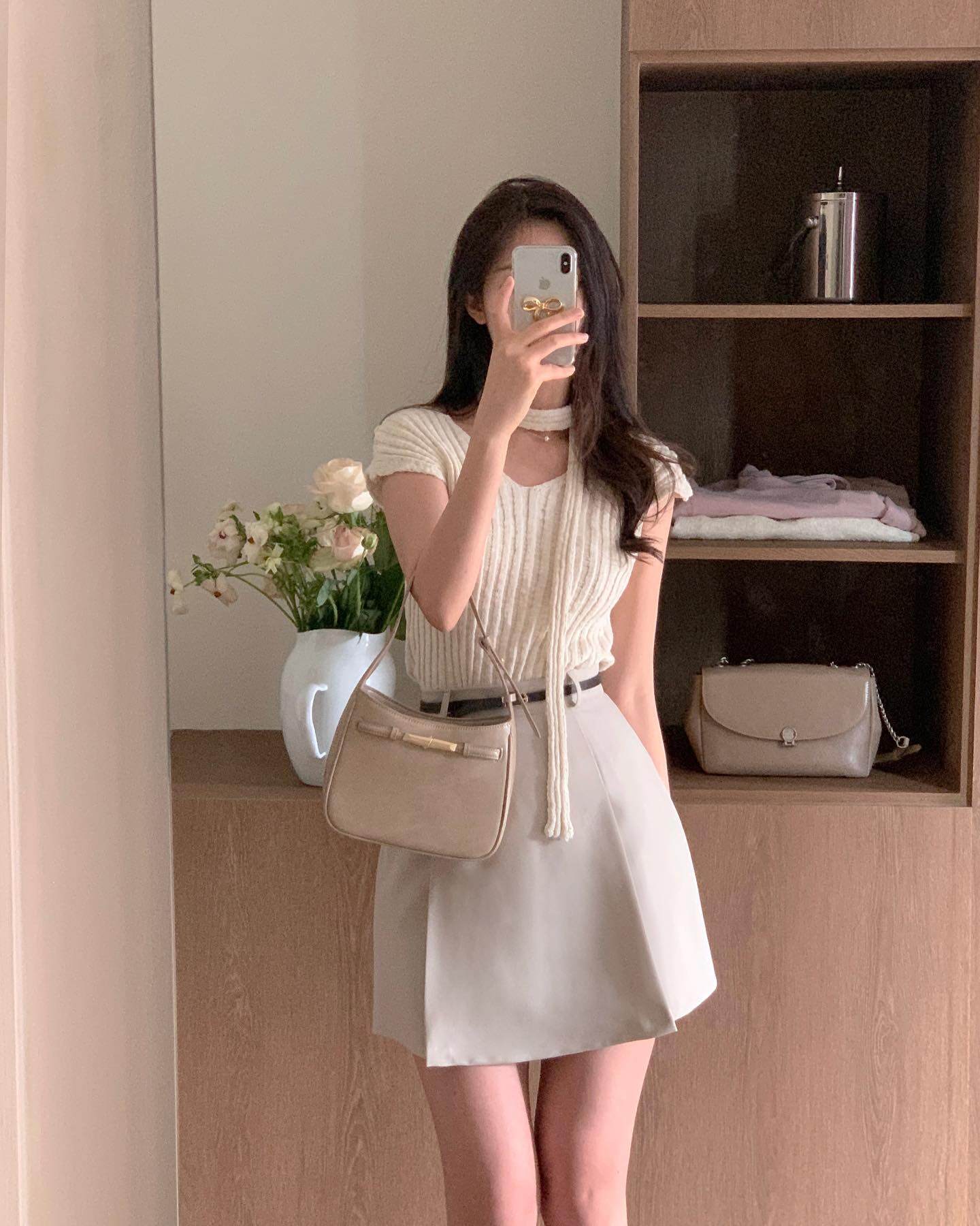 Váy trắng mang lại vẻ nữ tính nhưng vẫn kín đáo, phù hợp nhiều hoàn cảnh. Độ dài qua gối giúp tổng thể thanh lịch hơn. Khi phối cùng sandal mảnh hoặc giày cao gót, váy trắng tạo hiệu ứng nhẹ nhàng, giúp diện mạo trở nên thanh thoát và duyên dáng.