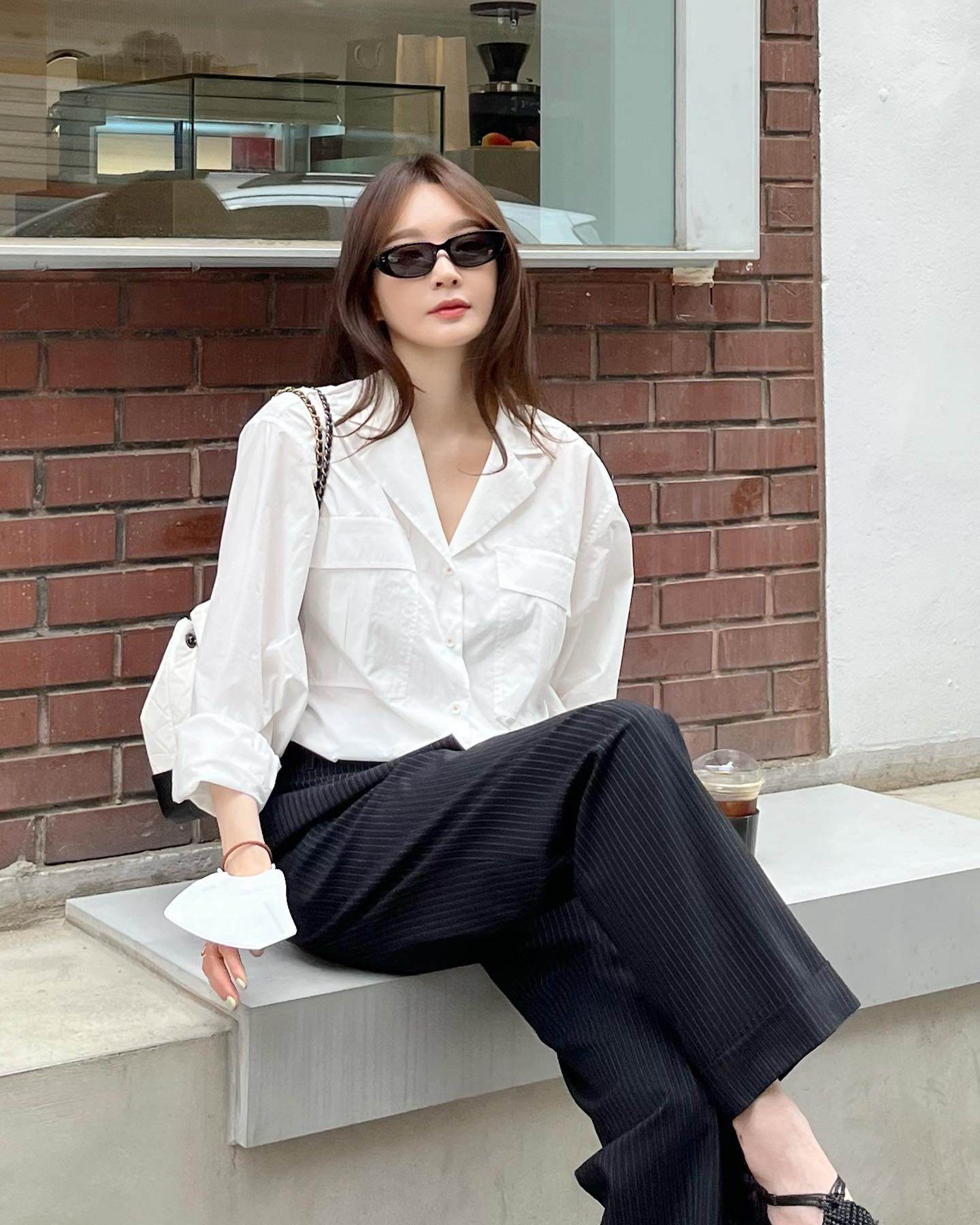 Thích màu trắng, chị em nhất định phải có 5 món này để luôn thanh lịch và không kém phần nổi bật - 3