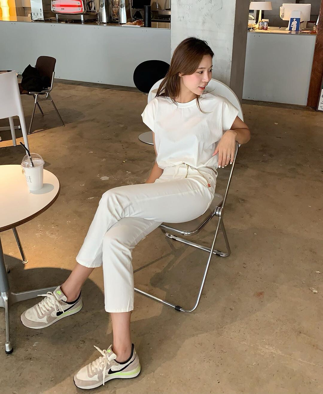 Thích màu trắng, chị em nhất định phải có 5 món này để luôn thanh lịch và không kém phần nổi bật - 6