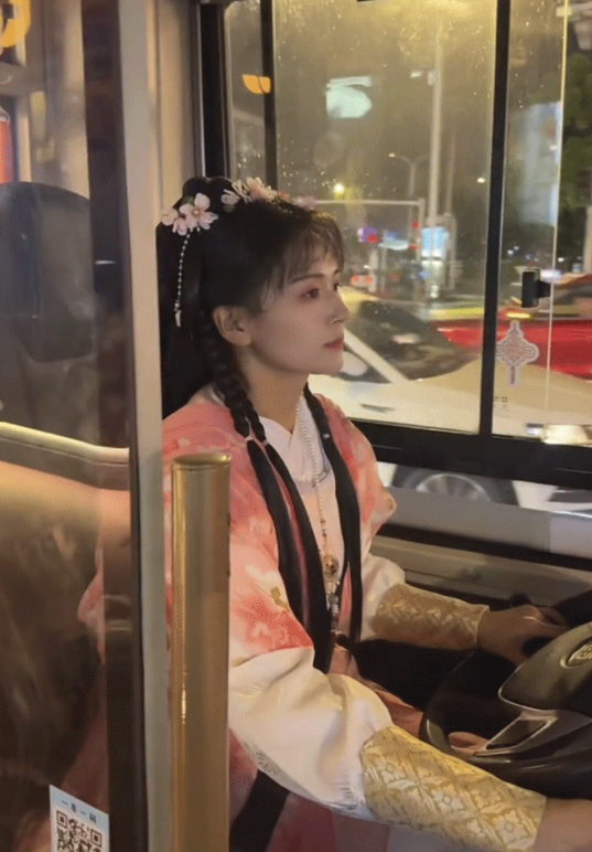 Tài xế xe buýt hóa trang thành Hoàng Dung ở tỉnh Hồ Bắc, tháng 10/2025. Ảnh: SixthTone