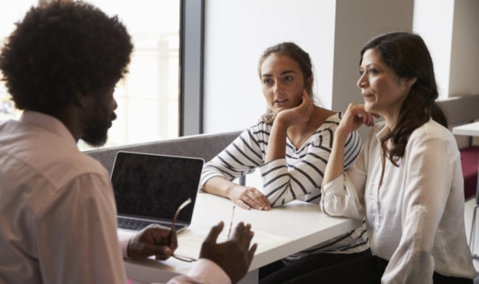 Một số người trẻ đưa phụ huynh cùng đi phỏng vấn xin việc do thiếu kinh nghiệm trả lời, đàm phán lương thưởng. Ảnh minh họa: Shutterstock