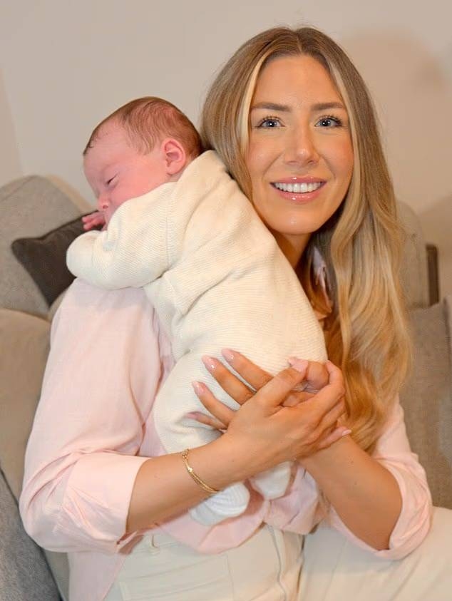 Grace Bell hạnh phúc ôm con trai Hugo trong vòng tay - Ảnh: Womb Transplant UK.