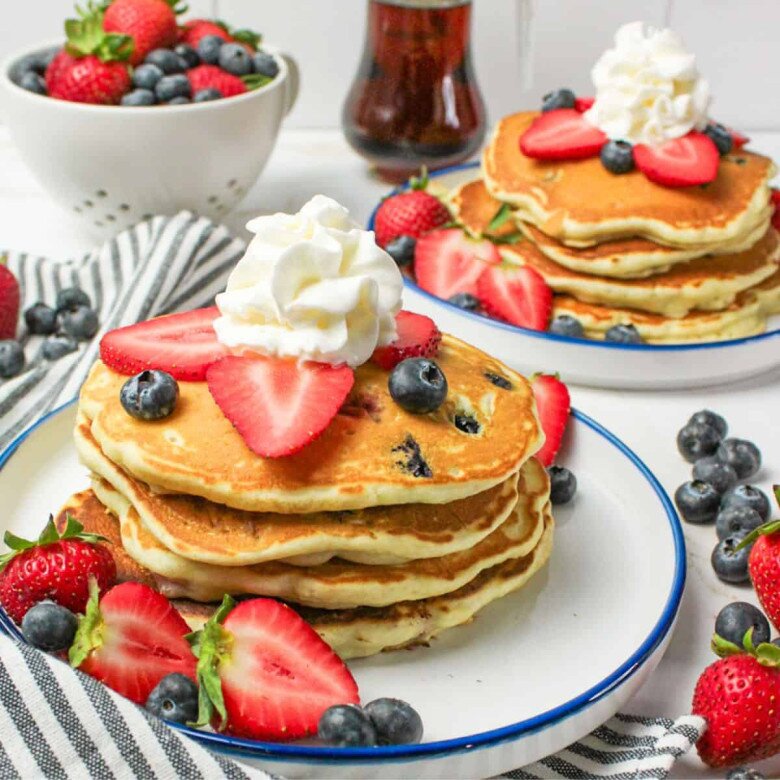 Việt quất, dâu tây, mâm xôi giàu vitamin C - yếu tố quan trọng trong quá trình tổng hợp collagen. Vitamin C giúp liên kết sợi collagen và chống oxy hóa mạnh mẽ. Nhóm quả này ít calo, nhiều chất xơ, phù hợp cho chế độ ăn giữ dáng.