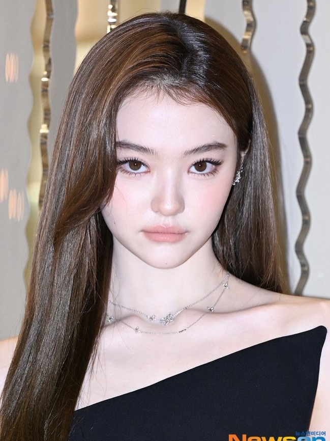 Theo Allkpop, sự xuất hiện của người đẹp thu hút khán giả. Trên mạng xã hội, nhiều người chia sẻ hình ảnh, video của cô kèm lời khen ngợi về nhan sắc, vóc dáng. Một khán giả bình luận trên X: Cô bé dễ thương ngày xưa nay đã lớn bổng, trở thành mỹ nhân thực sự rồi.