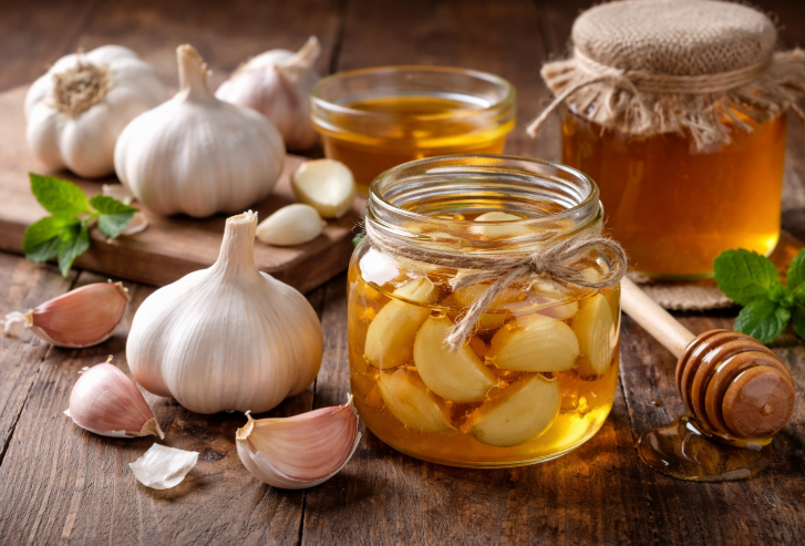 Tỏi và mật ong là hai thực phẩm tự nhiên được sử dụng phổ biến trong dân gian và đã được nghiên cứu trong y học hiện đại về một số tác dụng sinh học đối với sức khỏe.