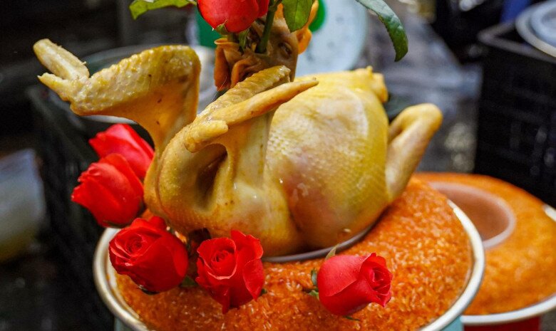 Thịt gà, xôi gấc là lễ vật thường được nhiều gia đình lựa chọn để cúng rằm vì mang lại giá trị dinh dưỡng cao, cũng như những điều may mắn. Ảnh minh họa.