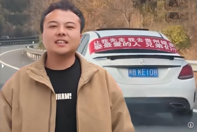 Tan bên chiếc xe đi cầu hôn bạn gái. Ảnh: Douyin