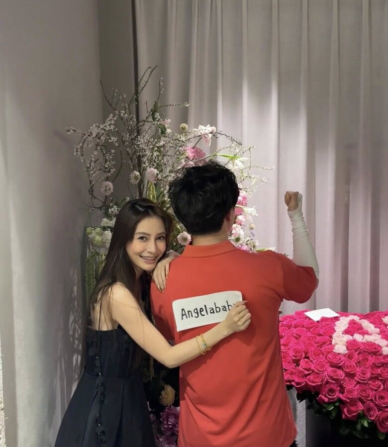 Cô được nhóm bạn thân tổ chức tiệc sinh nhật bí mật.