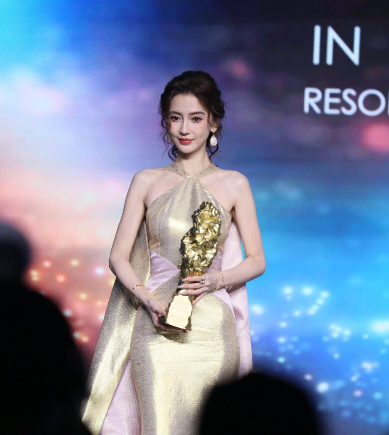 Mỹ nhân sinh năm 1989 nỗ lực vực dậy sự nghiệp sau cuộc hôn nhân đổ vỡ với Huỳnh Hiểu Minh và ồn ào liên quan đến hộp đêm Crazy Horse.