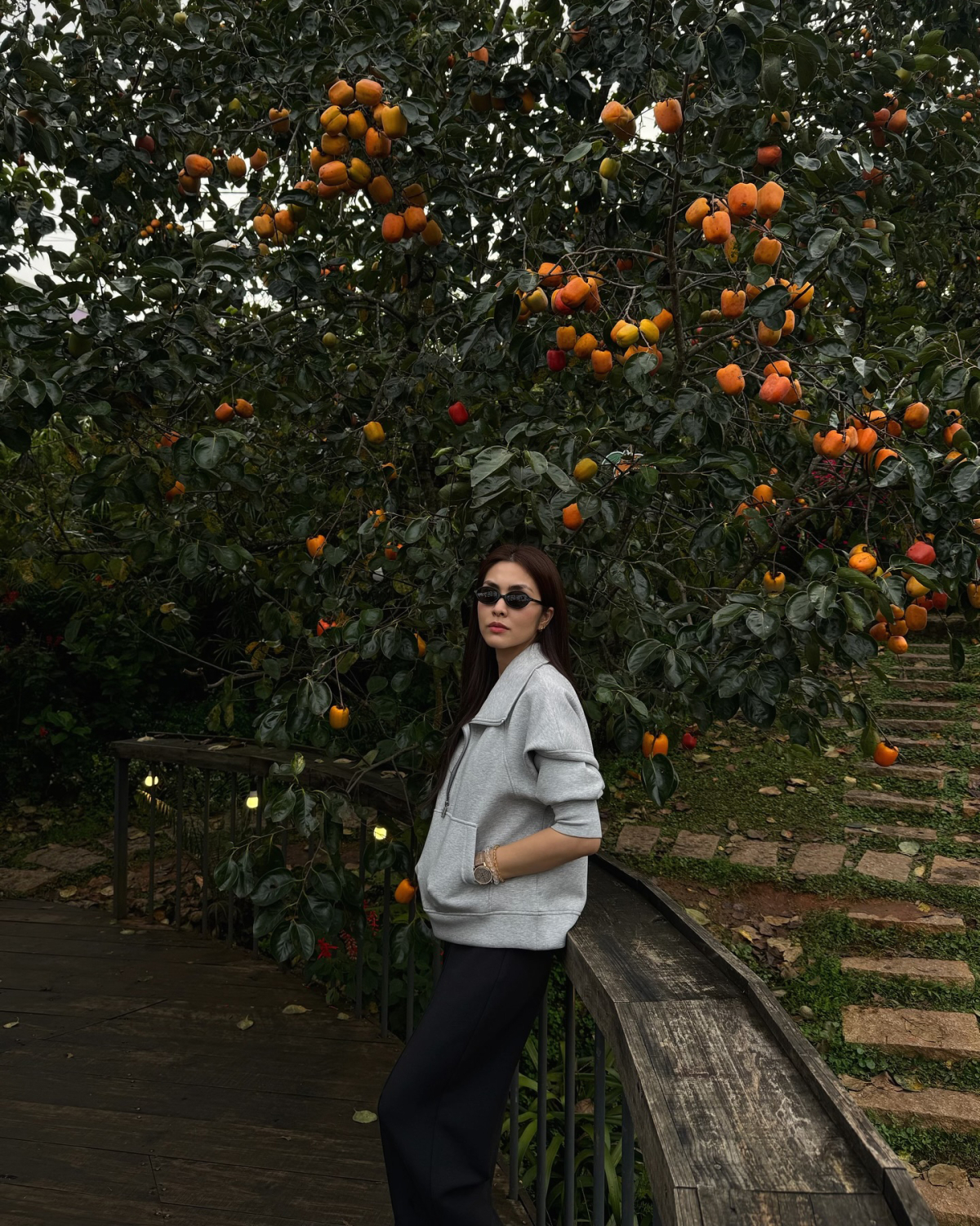 Phu nhân hào môn chọn áo khoác nỉ năng động cùng quần suông màu trung tính, trong chuyến du lịch Đà Lạt hồi cuối 2025.