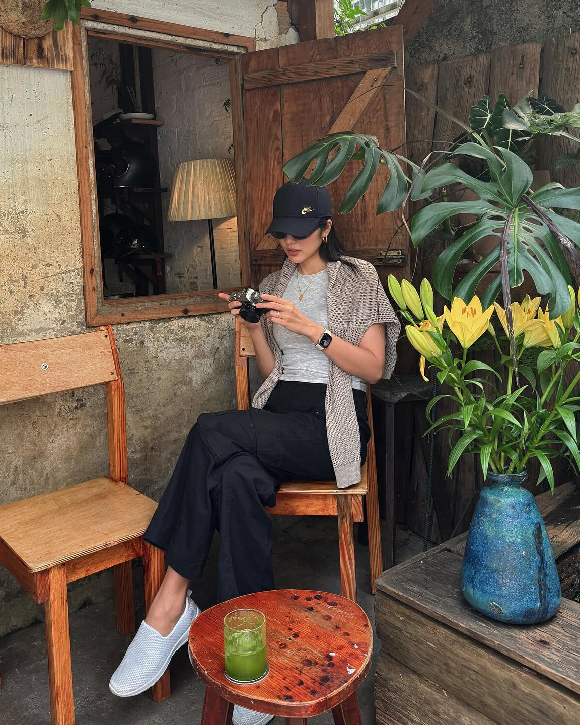 Cô mix-match linh hoạt các sắc độ của một màu sắc trên trang phục, tạo nên điểm nhấn mà không bị lòe loẹt.