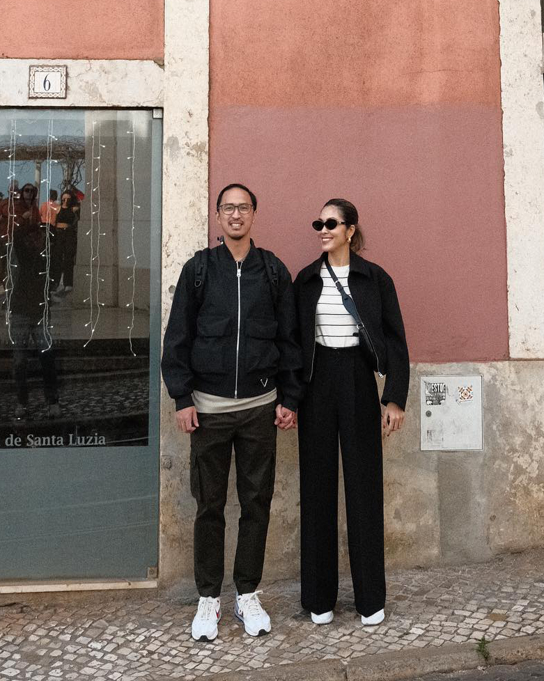 Công thức đồ hai màu đen - trắng được Tăng Thanh Hà ứng dụng thường xuyên với độ tiện dụng cao. Hai tông màu này cũng tạo nên sự kết nối dễ dàng cùng trang phục của Louis Nguyễn.