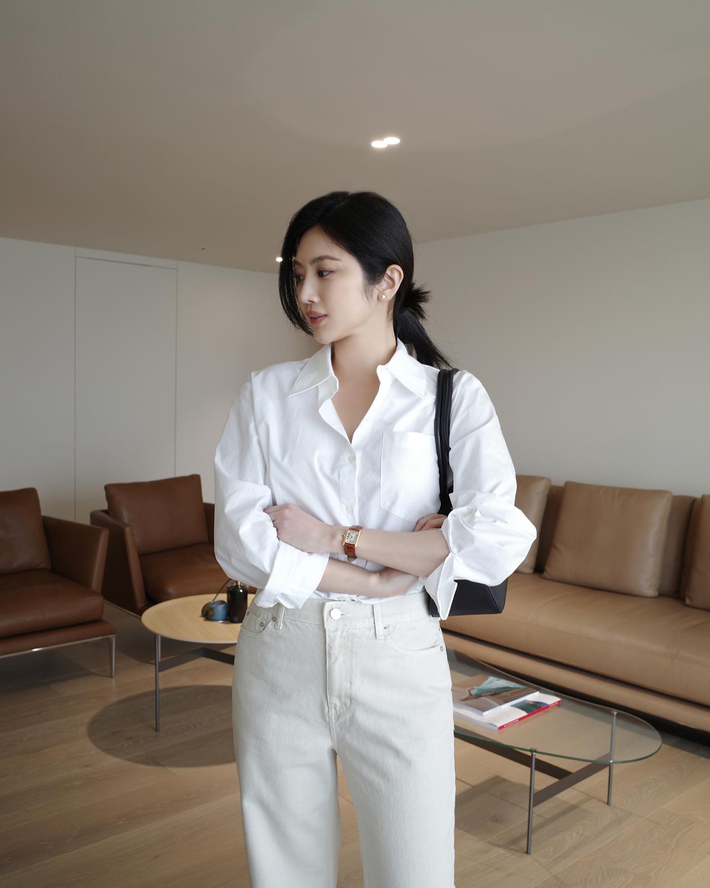 Áo sơ mi dài tay thanh lịch, dễ mặc quanh năm. Phối quần âu, chân váy hoặc jeans đều chỉn chu, giữ hình ảnh chuyên nghiệp mà vẫn hiện đại.