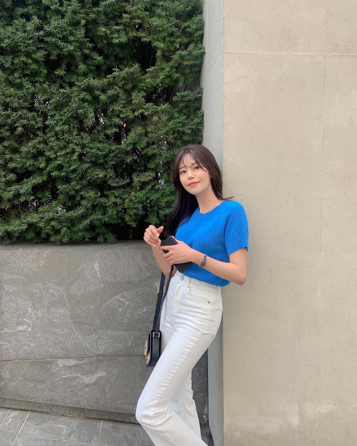 Áo len cộc tay gọn gàng, dễ layer hoặc mặc riêng. Phối quần âu, jeans hay chân váy đều thanh lịch, phù hợp giao mùa và không lo lỗi mốt.