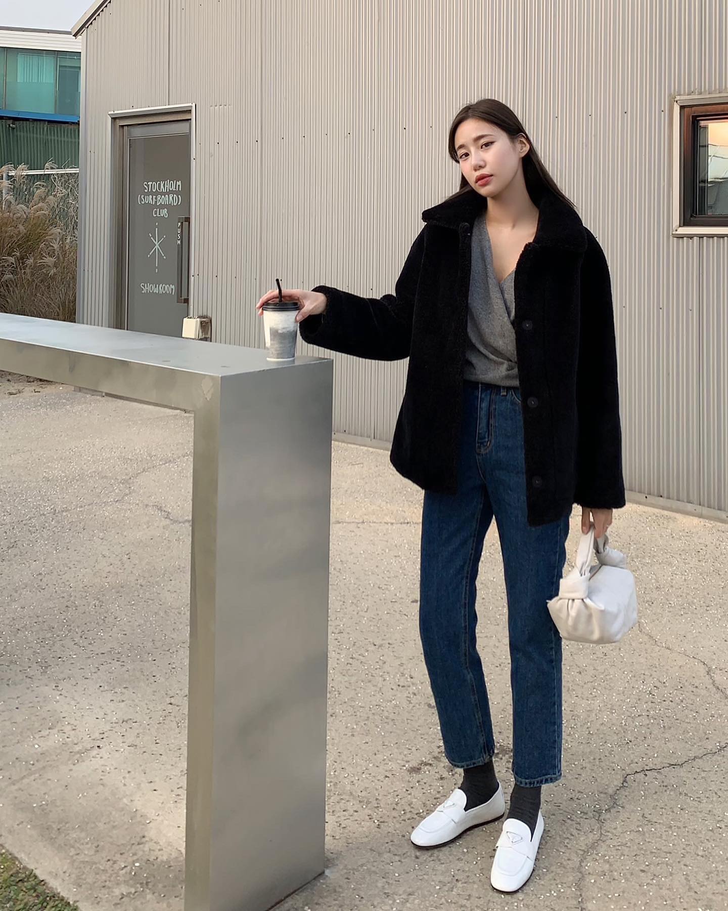 Thích mặc quần jeans, chị em mang giày bệt là hợp nhất, đặc biệt 4 kiểu này vừa trẻ vừa sang - 7