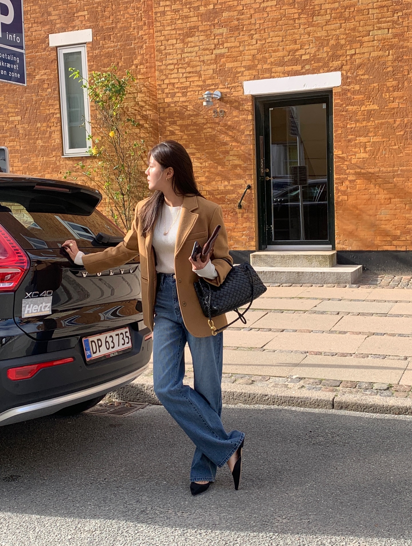 Thích mặc quần jeans, chị em mang giày bệt là hợp nhất, đặc biệt 4 kiểu này vừa trẻ vừa sang - 9