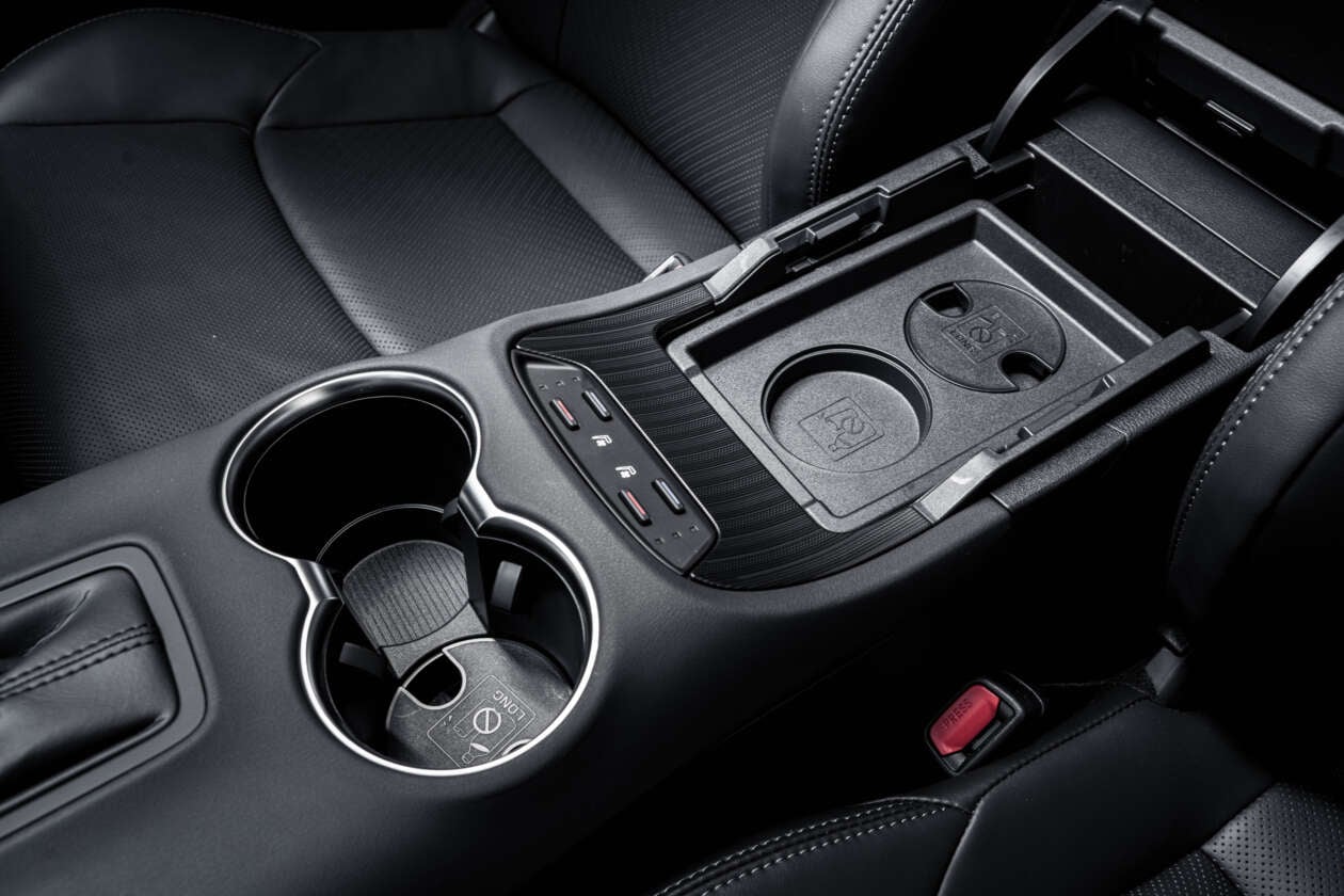 Toyota Venza 2026 ra mắt ĐNÁ: Giá quy đổi gần 2 tỷ đồng, động cơ hybrid như Camry, màn hình dễ gây tranh cãi- Ảnh 7. Toyota Venza 2026 ra mắt ĐNÁ: Giá quy đổi gần 2 tỷ đồng, động cơ hybrid như Camry, màn hình dễ gây tranh cãi- Ảnh 7.