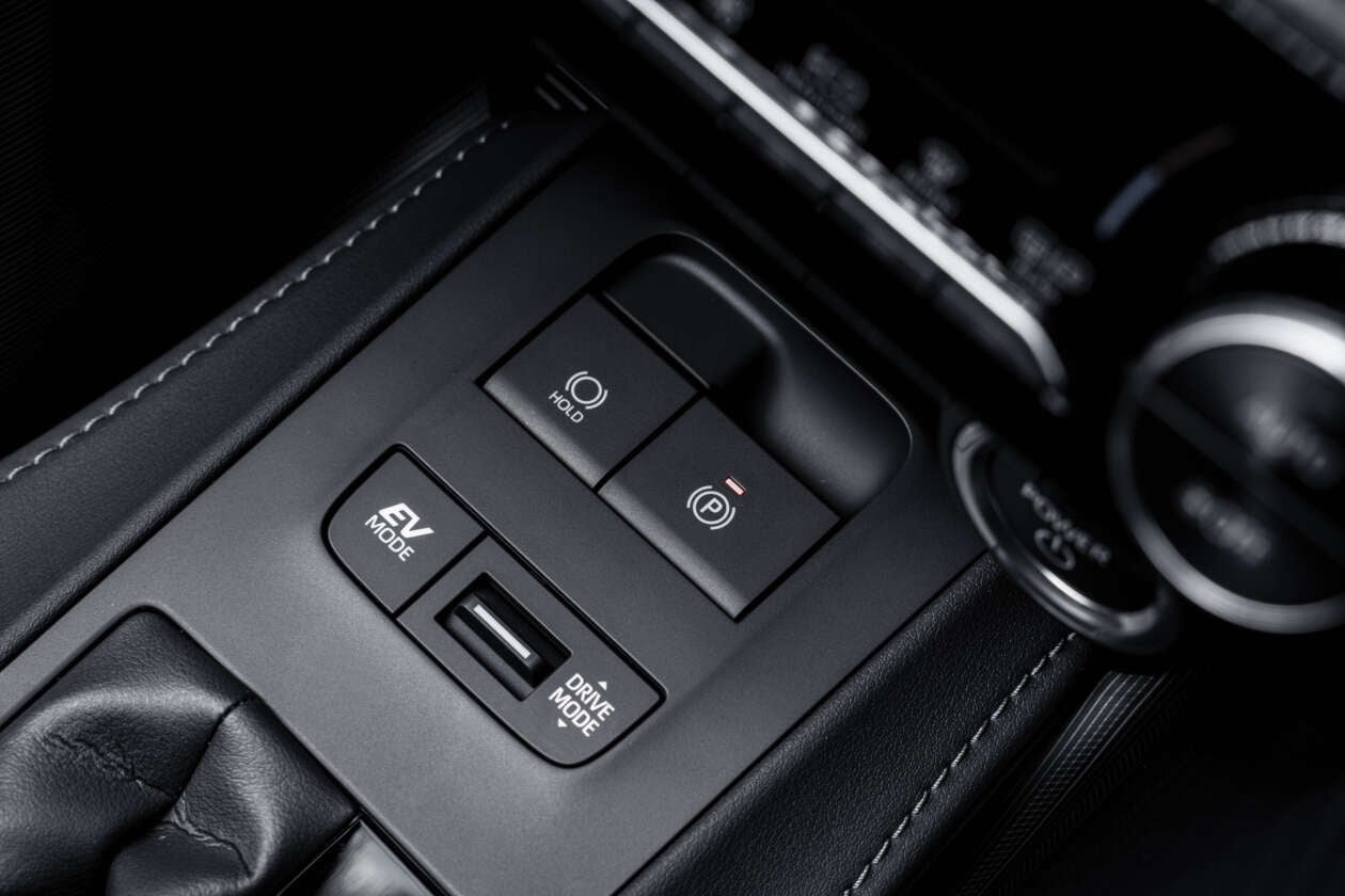 Toyota Venza 2026 ra mắt ĐNÁ: Giá quy đổi gần 2 tỷ đồng, động cơ hybrid như Camry, màn hình dễ gây tranh cãi- Ảnh 8. Toyota Venza 2026 ra mắt ĐNÁ: Giá quy đổi gần 2 tỷ đồng, động cơ hybrid như Camry, màn hình dễ gây tranh cãi- Ảnh 8.