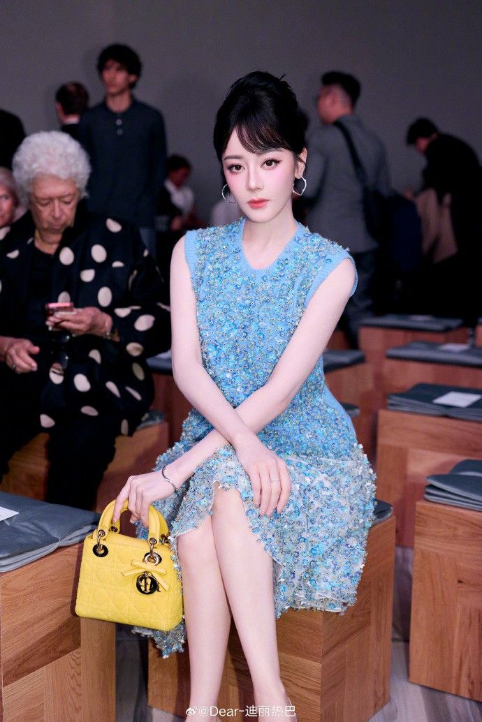 Địch Lệ Nhiệt Ba bị mắc kẹt ở Dubai - 1