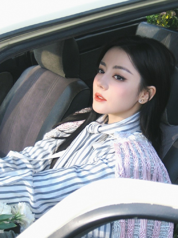 Địch Lệ Nhiệt Ba bị mắc kẹt ở Dubai - 3