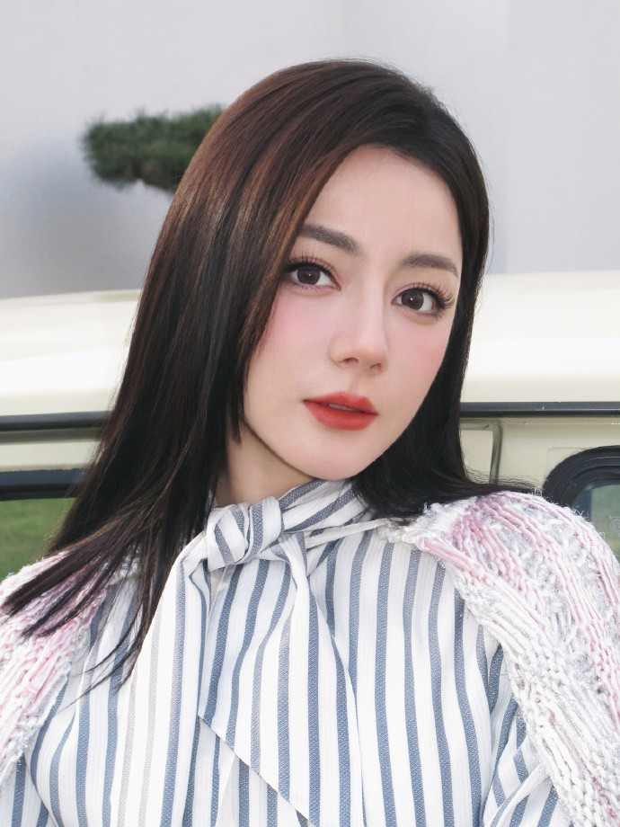 Hình ảnh mới nhất của Địch Lệ Nhiệt Ba. Ảnh: Weibo.
